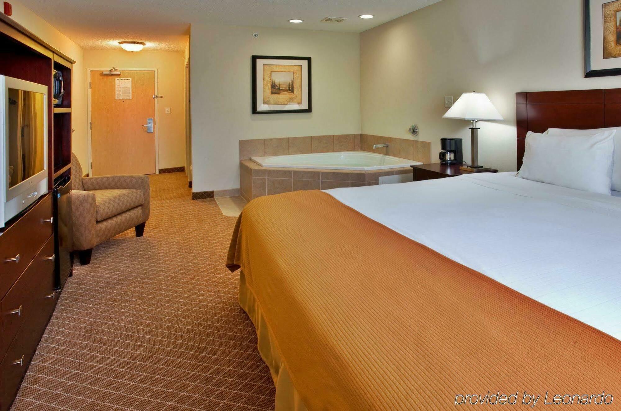 Holiday Inn Express Warrenton By Ihg Exterior foto